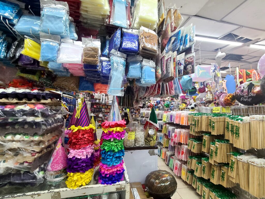 pasillo del departamento de artículos para fiesta la victoria