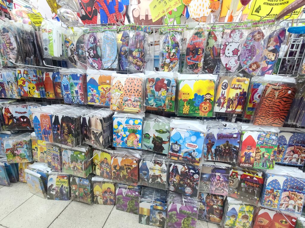 Artículos para fiesta de distintas marcas y personajes en La Victoria Orizaba