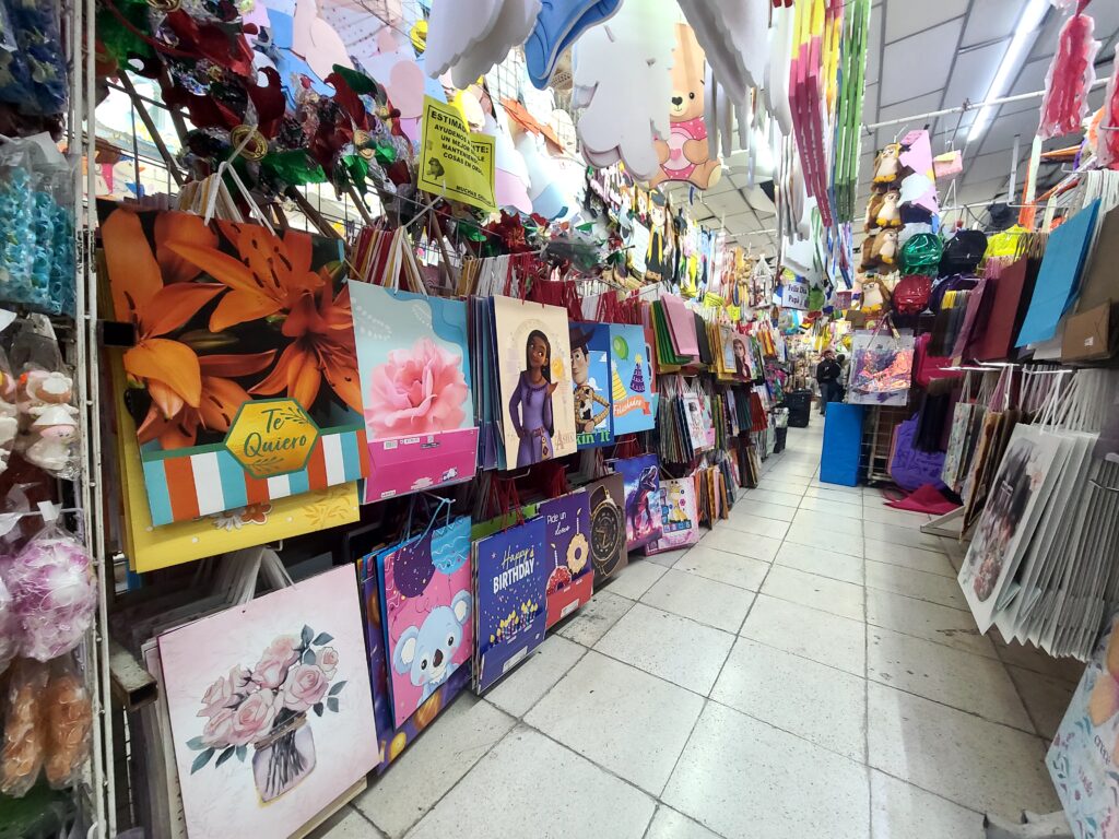 pasillo de bolsas para regalos de cumpleaños en La Victoria Orizaba