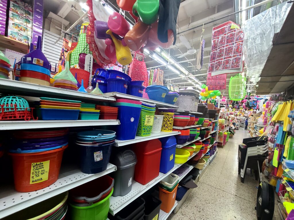 pasillo del departamento de envases, jarcería y artículos para el hogar de Centro Comercial La Victoria