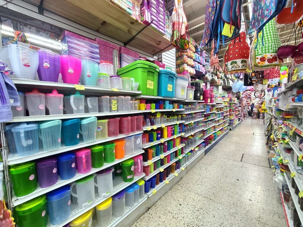 jarras, contenedores y vasos de plástico en Centro Comercial La Victoria