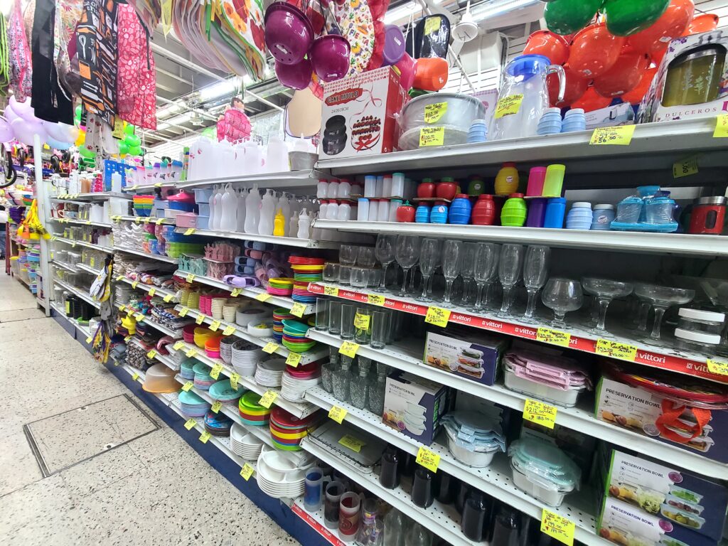 anaqueles con cristaleria, platos, saleros, salseros y artículos varios para el hogar en La Victoria Orizaba