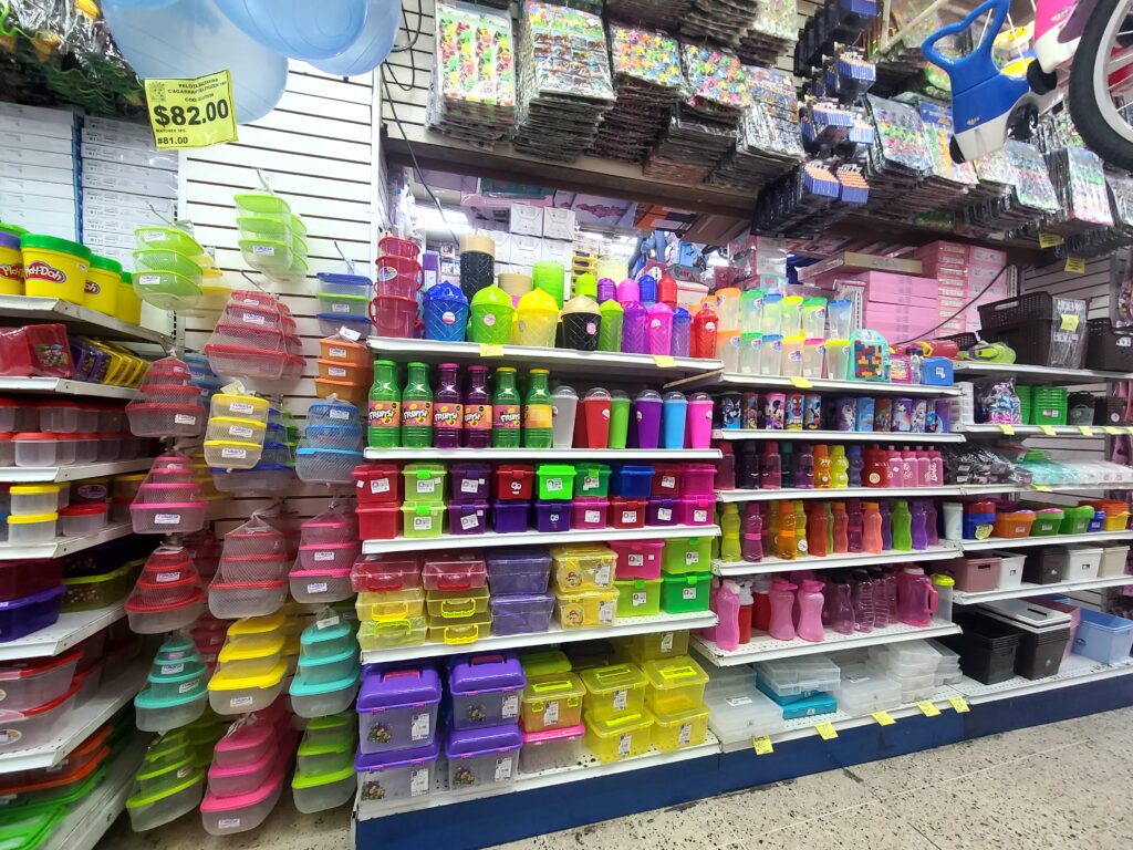 Estante con vasos de plástico en centro comercial La Victoria Orizaba