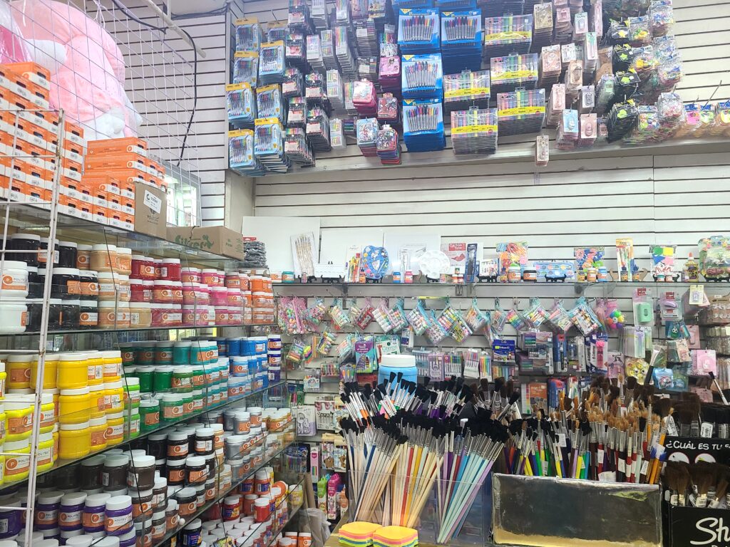 Anaquel con pinturas acrílicas, plumones y pinceles en Papelería La Victoria Orizaba