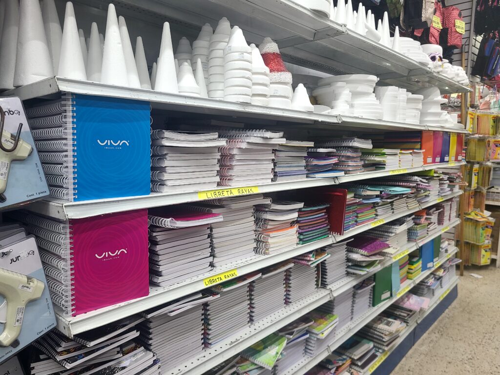 estante con libretas y cuadernos escolares en papelería orizaba centro La victoria