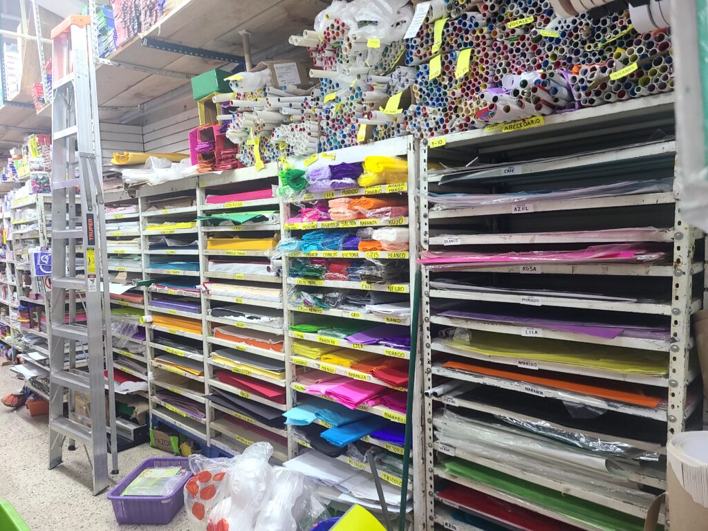estantes con pliegos de distintos papeles en papeleria orizaba centro La Victoria